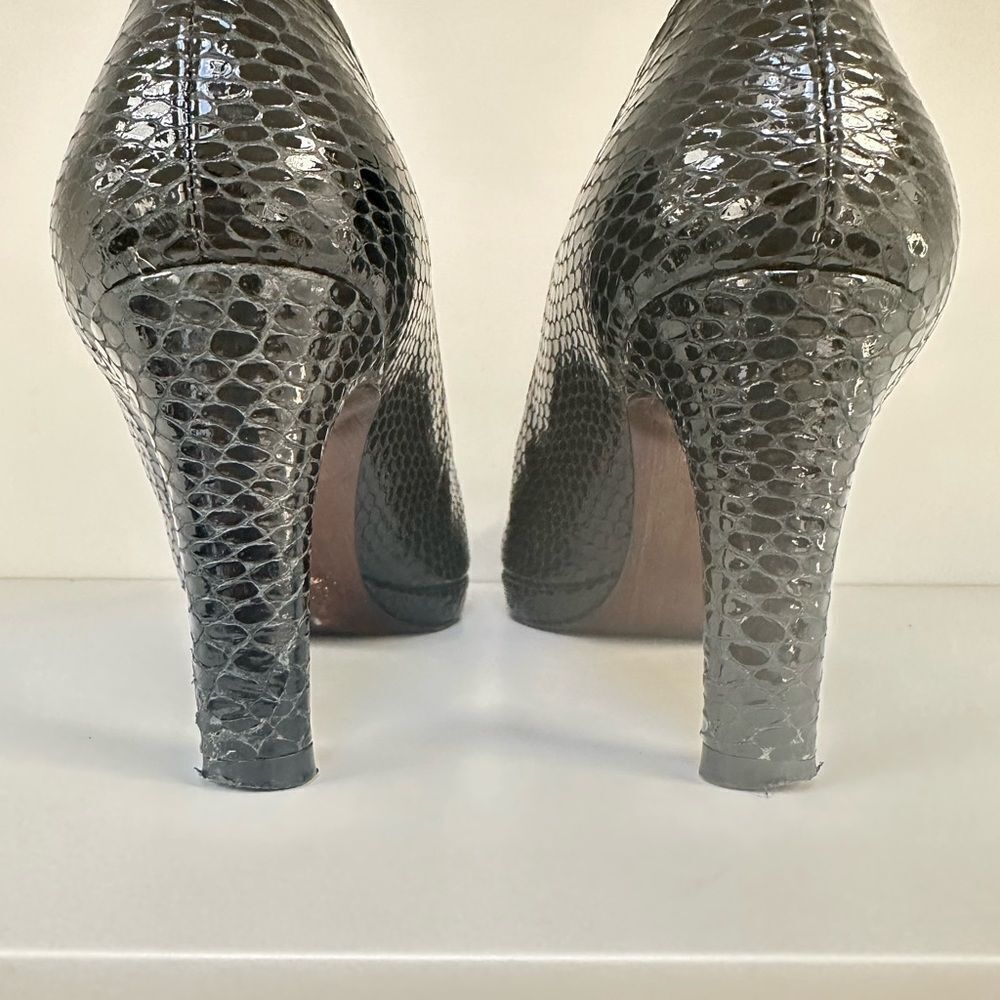 Stuart Weitzman Black Snakeskin Pumps, 7.5 - Picture 10 of 11